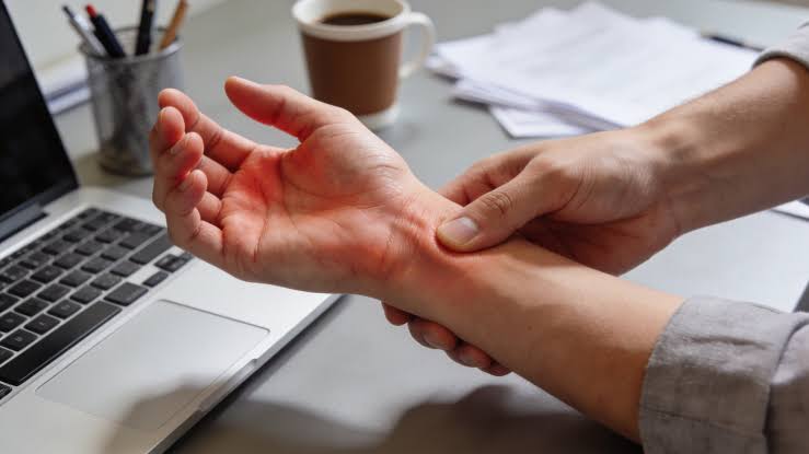 Numb Hands at Night? Carpal Tunnel Symptoms, Self-Care and When to See a Specialist